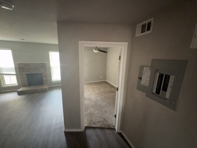 Building Photo - 9520 Royal Ln
