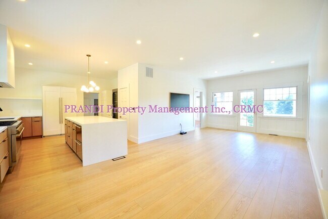 Building Photo - Classic, Modern and Private Home with Fres...