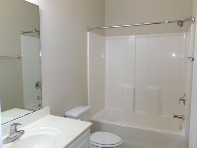 Building Photo - 3 bedroom, 2 bath condo in Carolina Willows