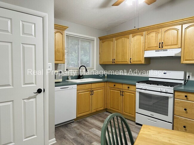 Building Photo - Oak Park Mid-Century Modern Beauty!