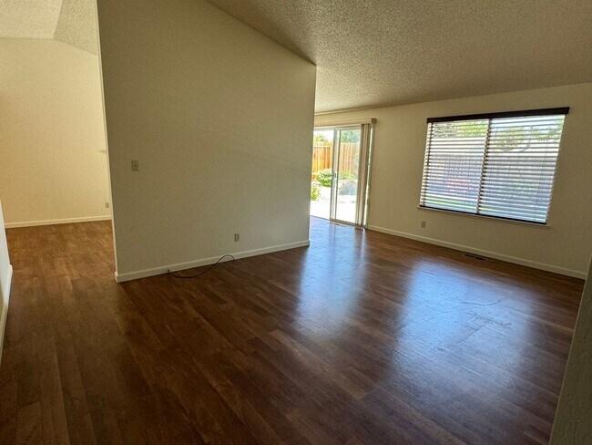 Building Photo - 3 Bedroom 2 bath with beautiful landscapin...