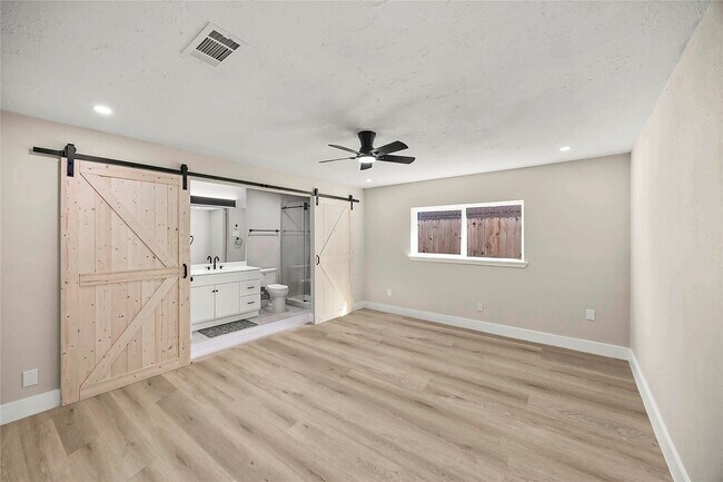Building Photo - 10814 Village Trail Dr
