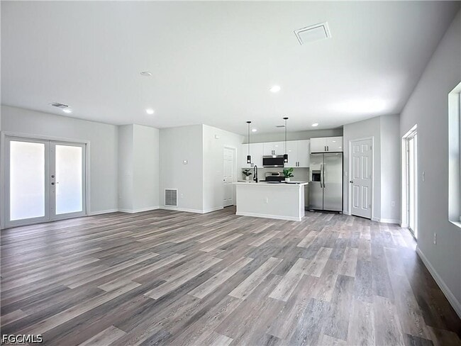 Building Photo - 912 Anthony St E