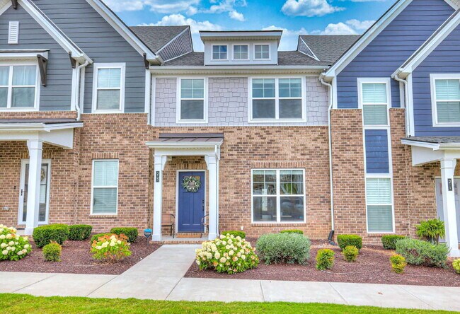 Building Photo - Like-New Modern Townhome Near Dining, Shopping, Trails & Old Hickory Lake