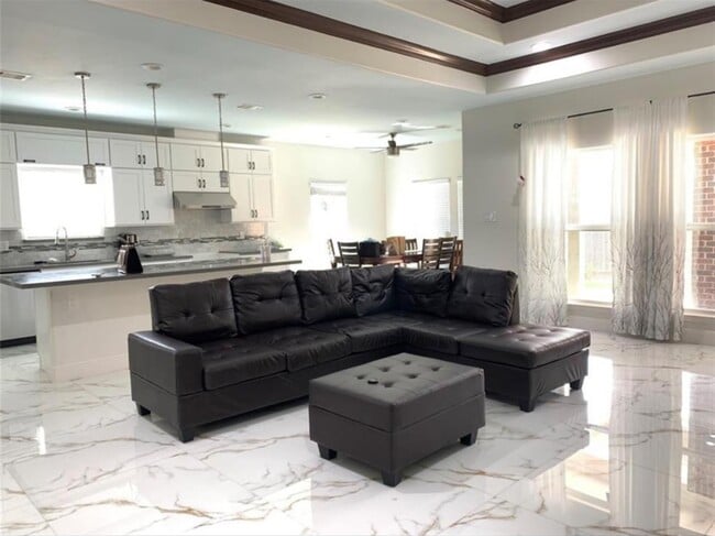 Building Photo - 5510 Teakwood Dr