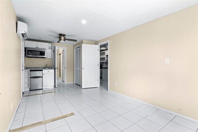 Building Photo - 1415 NE 25th St