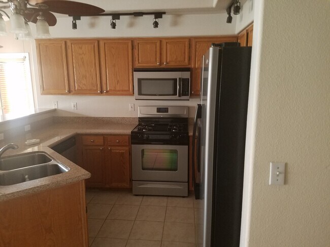 Building Photo - COZY 2 BED 2 BATH CONDO IN HENDERSON!