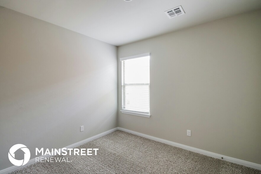 Building Photo - 421 St James Pl