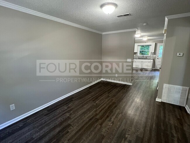 Building Photo - Lovely 2 Bedroom 1 Bath Apartment