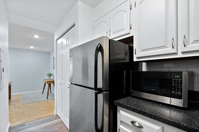 Building Photo - Sleek, Modern Unit Available Now