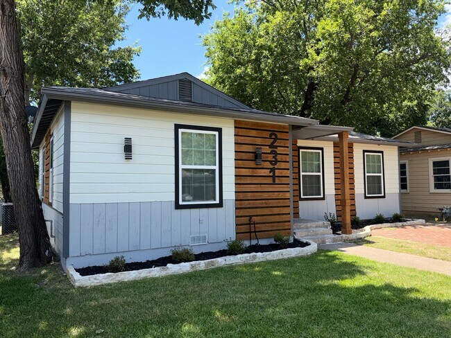 Building Photo - Spacious 3-Bedroom Home for Lease in Established Hurst Neighborhood