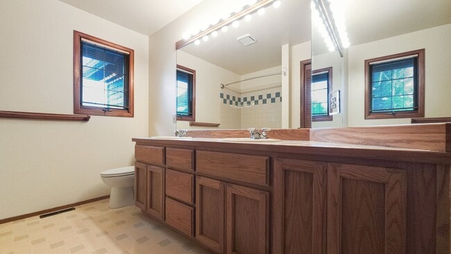 Building Photo - Spacious, Comfortable House in Forest Ridge Estates of Bellevue