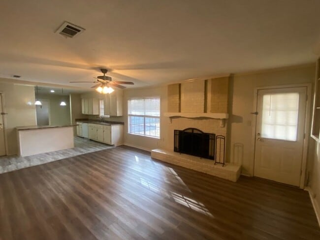 Building Photo - Renovated 3 Bedroom 2 Bath Home for Rent!