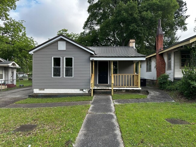 Primary Photo - For Rent: Beautifully Renovated 2 Bed / 1 ...