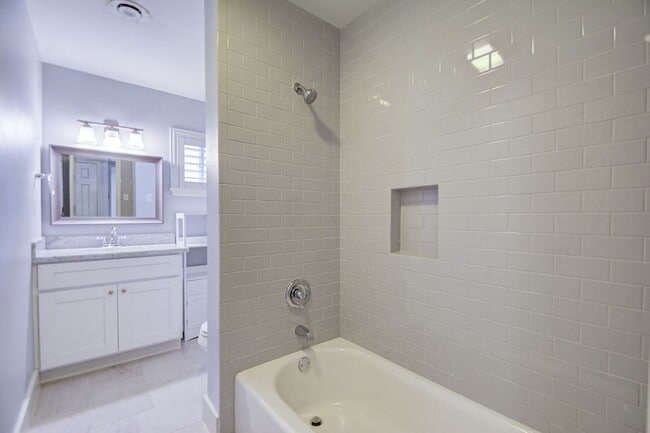 Building Photo - Beautiful 3 Bedroom 2 Bath Home in Meyerla...
