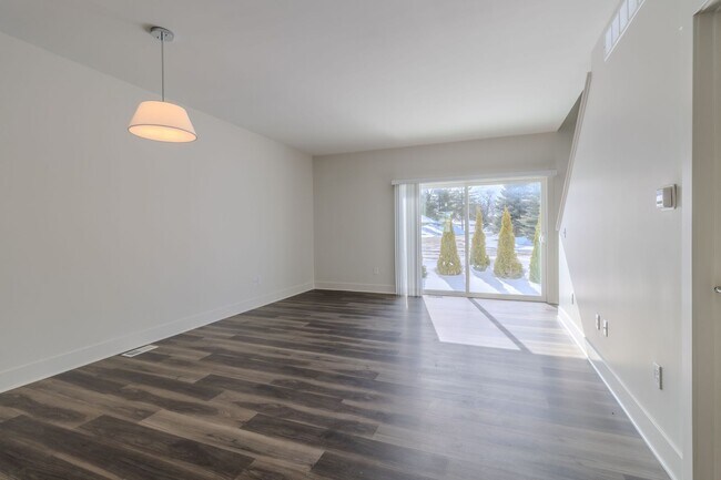 Building Photo - 1548 Simsbury St