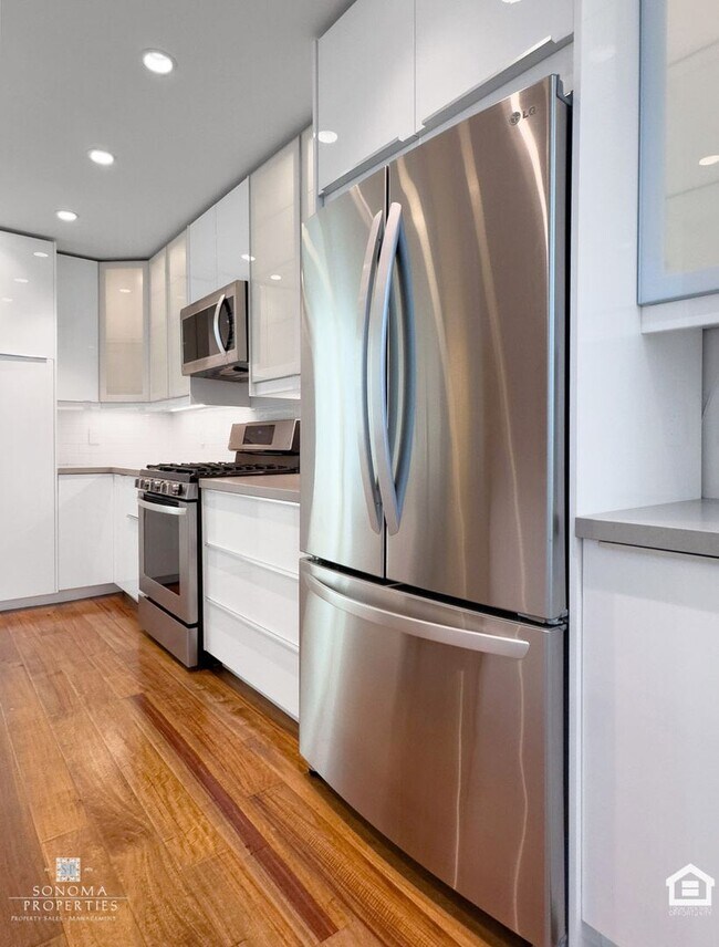Building Photo - Modern 1BD/2BA Loft Just Minutes from Down...