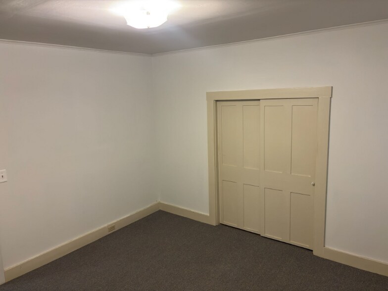 Building Photo - 47 Elkins St