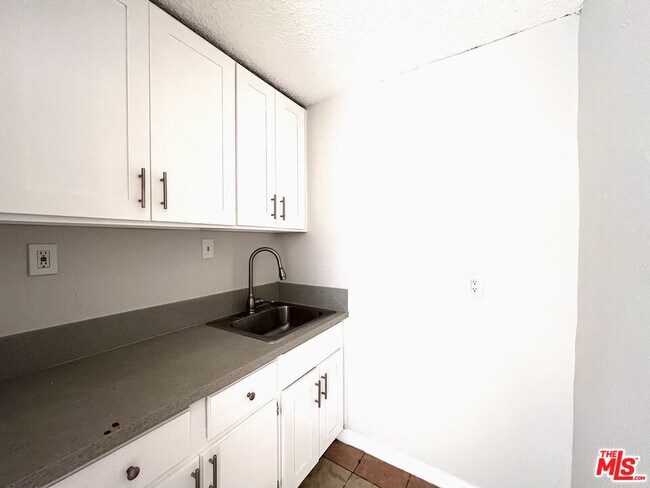 Building Photo - 823 E 111th Dr