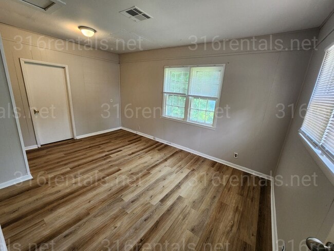 Building Photo - $995 - 3 bedroom / 1 bathroom - Single Fam...