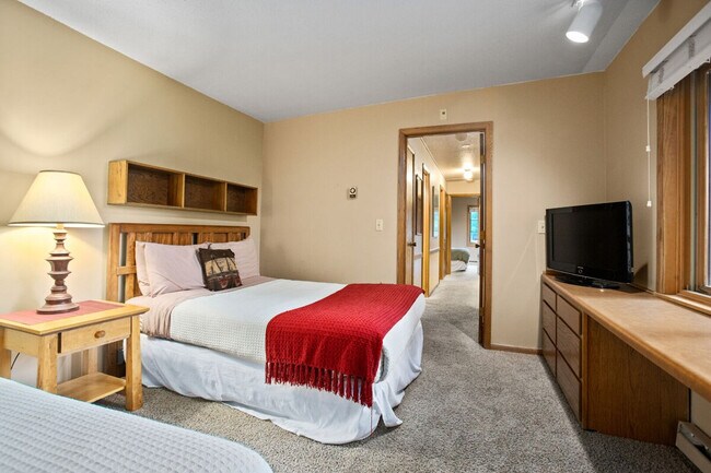 Building Photo - 2933 Mountaineer Cir