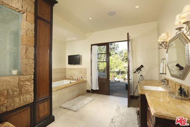 Building Photo - 4718 White Oak Ave