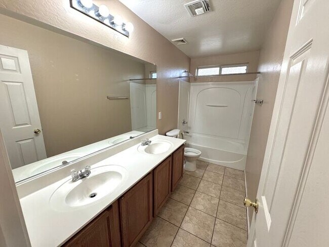Building Photo - GREAT 4BEDROOM/3BATH HOME WITH ALL THAT YO...