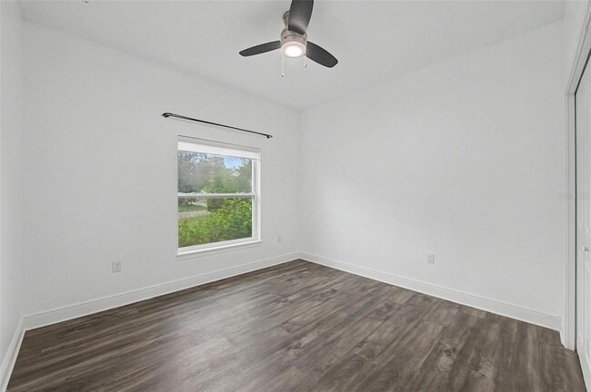 Building Photo - 606 Royal Crest Dr
