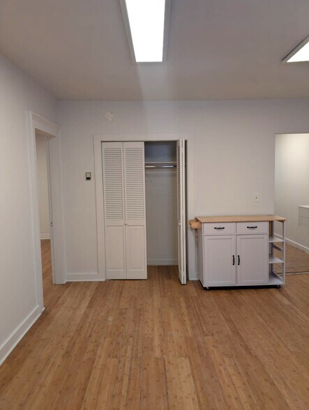 :R closet - 40 Lyon St