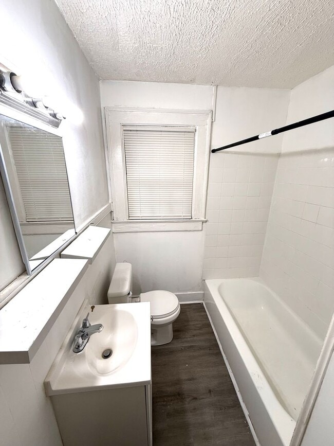 Building Photo - ** 2 bed 1 bath located in Morningview ** Call 334-366-9198 to schedule a self showing