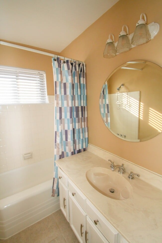 Building Photo - 2 Bed | 2 Bath in South Tulsa!