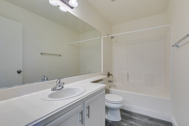 Building Photo - Stunning 4 bedroom, 2.5 bathroom
