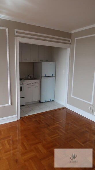 Building Photo - 1209 W Sherwin Ave