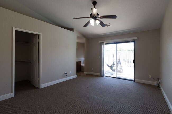 Building Photo - Stunning 3-bedroom, 2-bathroom home with a...
