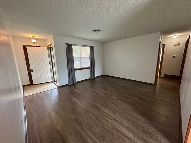 Building Photo - 3 Bed, 1.5 Bath, 1 Car garage