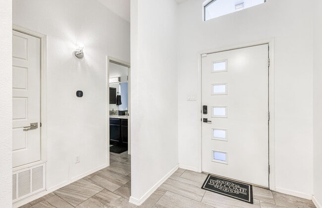 Building Photo - We have a beautiful home fully furnished with 3 bedroom-2 baths plus theater room (or a 4 bed room)