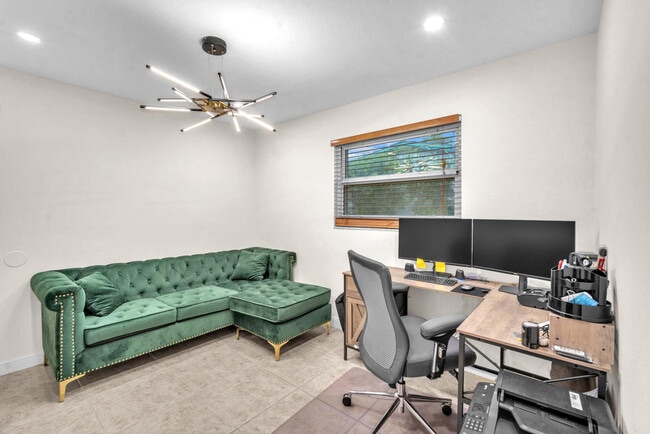 Building Photo - 4521 SW 34th Dr