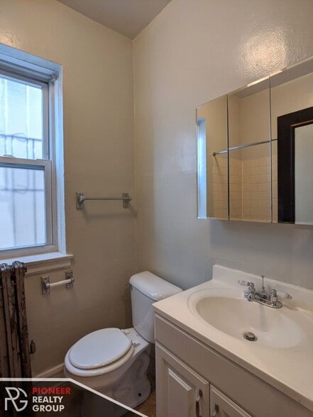 Building Photo - 2827 N Burling St