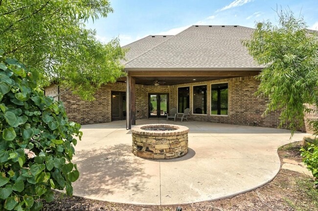 Building Photo - 22090 White Pine Cir