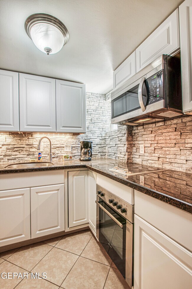 Building Photo - 1701 Elm St