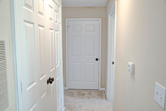 Building Photo - Two bedroom 2 bath apartment available