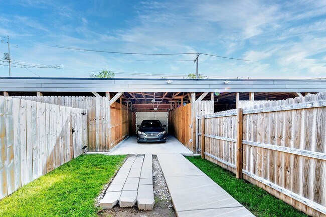 Building Photo - GRADUATE STUDENTS!! 2 Bed 2 Bath Near SSM Cardinal Glennon, St. Louis University