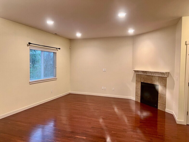 Building Photo - 4 Bedroom In Woodridge