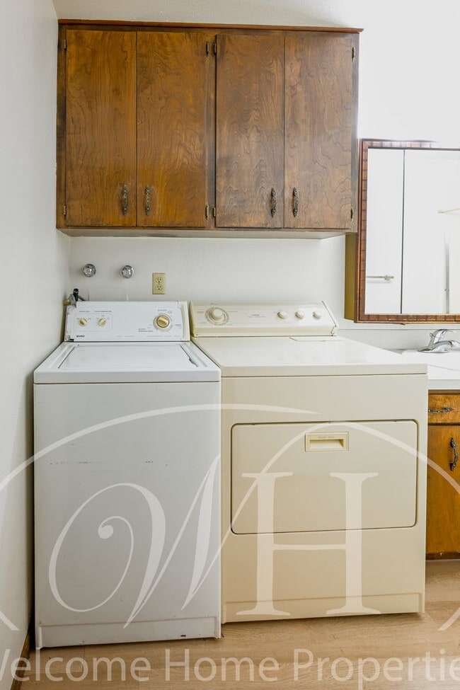 Building Photo - Great 2 Bedroom Condo with Storage and Out...