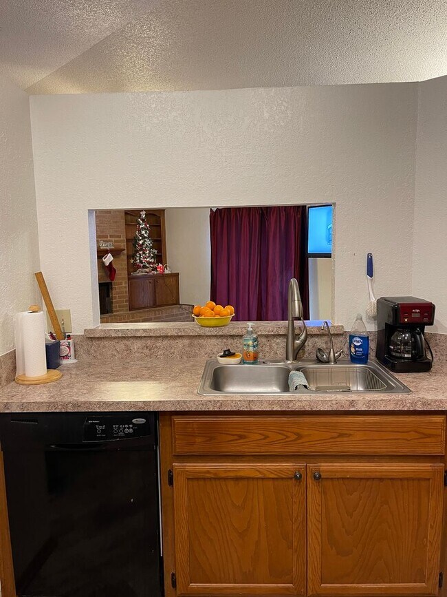 Building Photo - 3 bed 2 bath, 2 car, Moore Schools, fenced...
