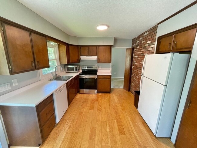 Building Photo - Spacious 4 Bed / 3 Bath Single-Family Home...