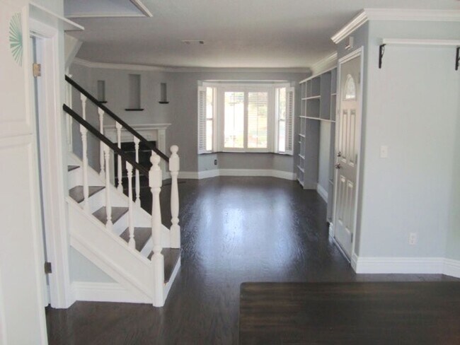 Building Photo - STUNNING TOWNHOME 2 BED 2.5 BATH 2 CAR GARAGE NORTH PARK/HILLCRES