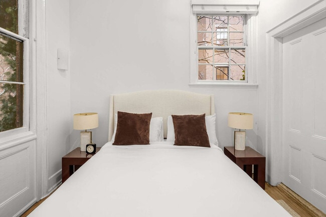 Building Photo - 3 E 9th St