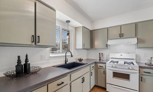 Building Photo - Remodeled 2 Bed 1 Bath Duplex in North For...