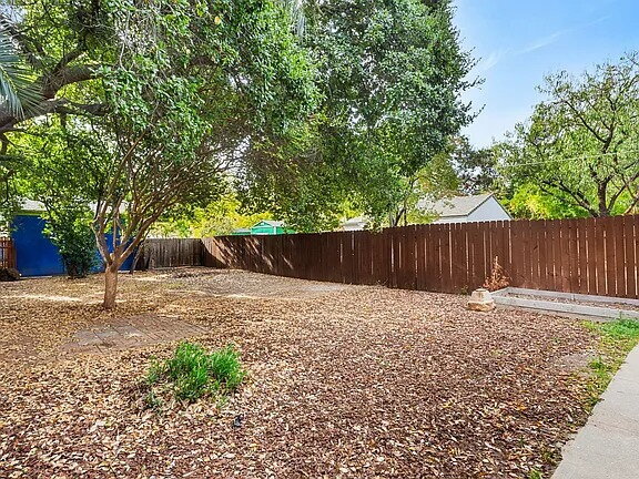Building Photo - Welcome to this charming 2-bedroom